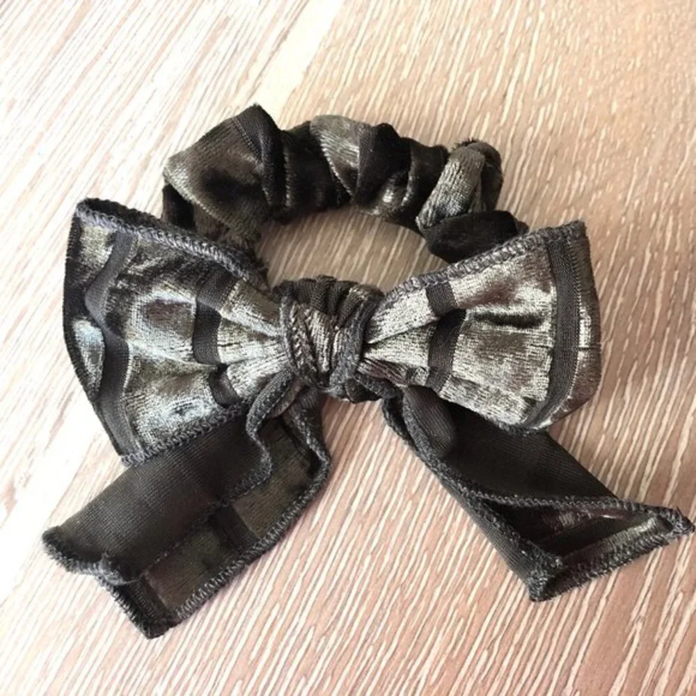 ❄️ Anthropologie velvet bow ponytail Holder